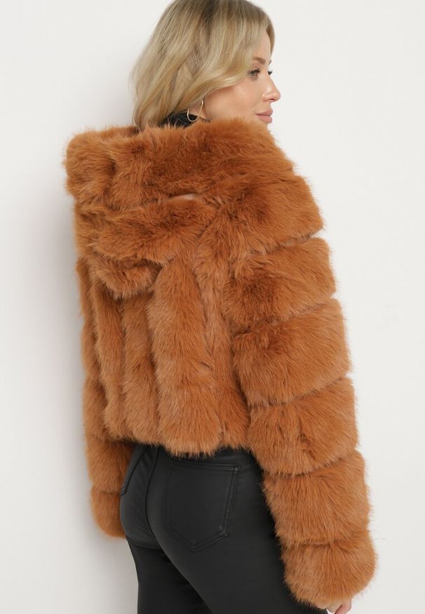 Born2be - Brązowa Kurtka Futrzana o Krótkim Pikowanym Kroju Hemeriana. Okazja: na co dzień. Kolor: brązowy. Materiał: futro. Długość: krótkie. Sezon: zima, jesień. Styl: klasyczny, casual, elegancki