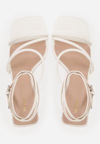 Born2be - Białe Sandały na Geometrycznej Szpilce z Kwadratowym Noskiem Maririn. Okazja: na co dzień. Zapięcie: sprzączka. Kolor: biały. Materiał: jeans. Wzór: geometria. Obcas: na szpilce. Styl: casual, elegancki #3