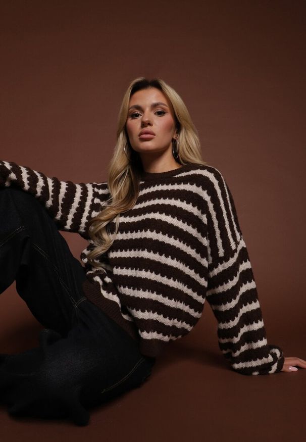 Renee - Ciemnobrązowy Oversizowy Sweter w Paski z Dzianiny z Wełną i Wiskozą Aventole. Okazja: na co dzień. Kolor: brązowy. Materiał: wełna, wiskoza, dzianina. Wzór: paski. Styl: klasyczny, casual, elegancki
