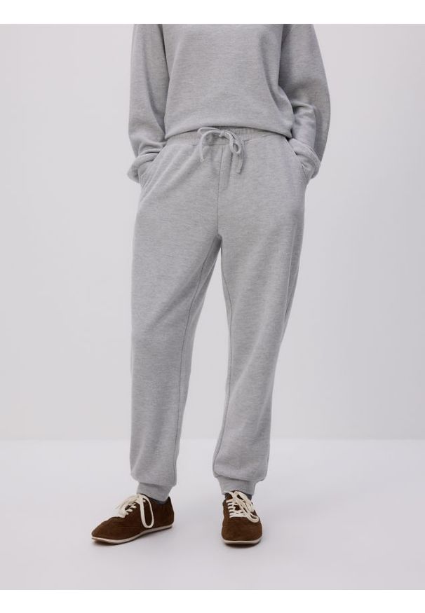 Reserved - Spodnie dresowe ze ściągaczem - jasnoszary. Kolor: szary. Materiał: dresówka