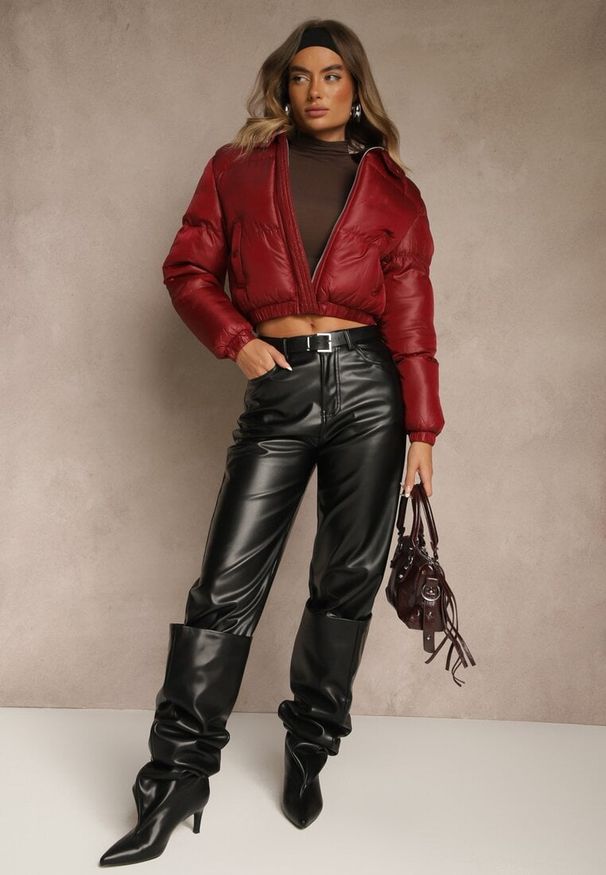 Renee - Bordowa Pikowana Kurtka z Nieodpinanym Kapturem o Krótkim Kroju Tinneira. Okazja: na spacer. Kolor: czerwony. Materiał: jeans. Długość: krótkie. Styl: elegancki