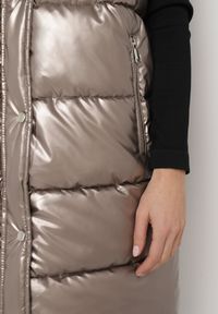 Born2be - Brązowo-Złota Długa Kamizelka Pikowana z Kapturem Agelie. Typ kołnierza: kaptur. Kolor: brązowy. Długość: długie. Wzór: aplikacja #3