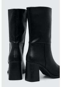 Answear Lab botki damskie kolor czarny na słupku. Nosek buta: okrągły. Kolor: czarny. Obcas: na słupku. Styl: wakacyjny. Wysokość obcasa: średni #3