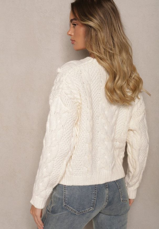 Renee - Jasnobeżowy Sweter z Wełną i Wiskozą Ozdobiony Tłoczeniem i Kulkami Vaiannae. Kolor: beżowy. Materiał: wełna, wiskoza. Wzór: aplikacja. Sezon: zima