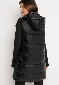 Born2be - Czarna Długa Kamizelka Pikowana z Kapturem Agelie. Typ kołnierza: kaptur. Kolor: czarny. Długość: długie. Wzór: aplikacja #4