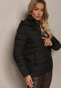 Renee - Czarna Kurtka z Pikowanymi Przeszyciami z Odpinanym Kapturem i Ściągaczem w Talii Sintavia. Okazja: na co dzień. Kolor: czarny. Materiał: jeans. Styl: casual