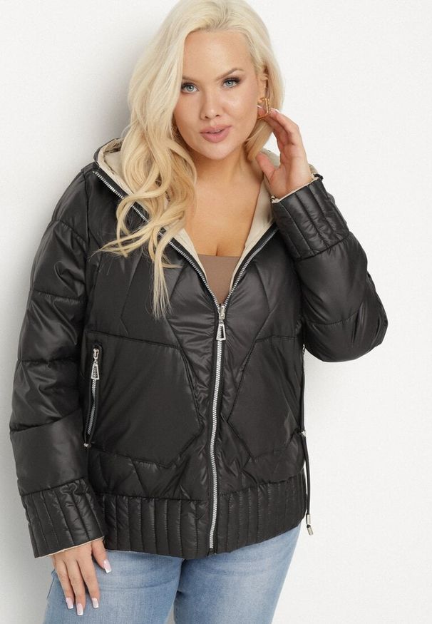 Born2be - Czarna Kurtka Dwustronna z Kapturem i Ozdobnym Pikowaniem Helritis. Okazja: na co dzień. Typ kołnierza: kaptur. Kolekcja: plus size. Kolor: czarny. Materiał: jeans. Długość rękawa: długi rękaw. Długość: długie. Styl: elegancki, casual