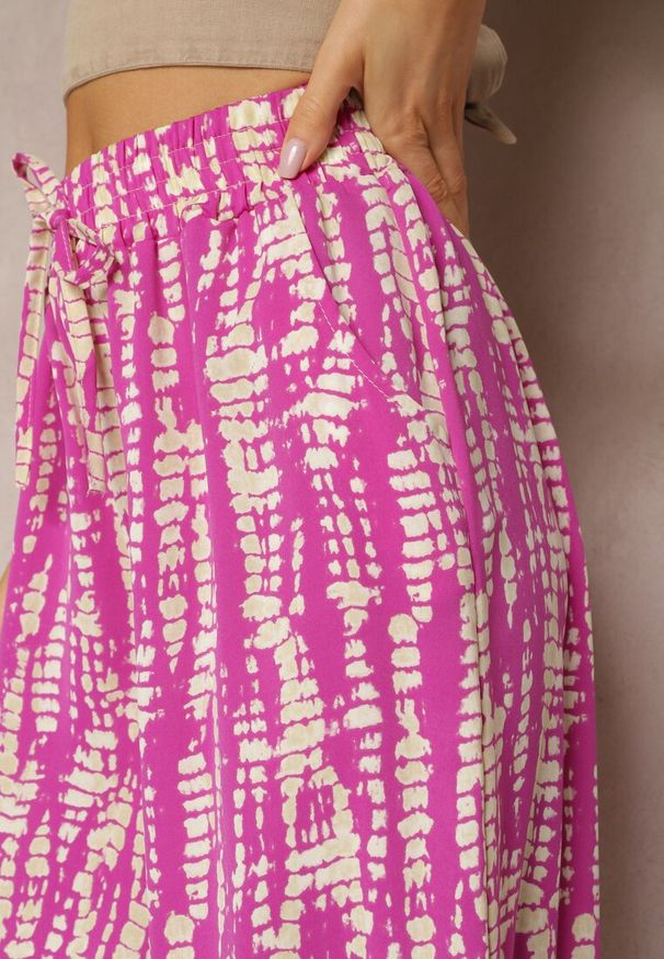 Renee - Fioletowe Spodnie z Szerokimi Nogawkami z Abstrakcyjnym Wzorem i Gumką w Pasie Sarieta. Kolor: fioletowy