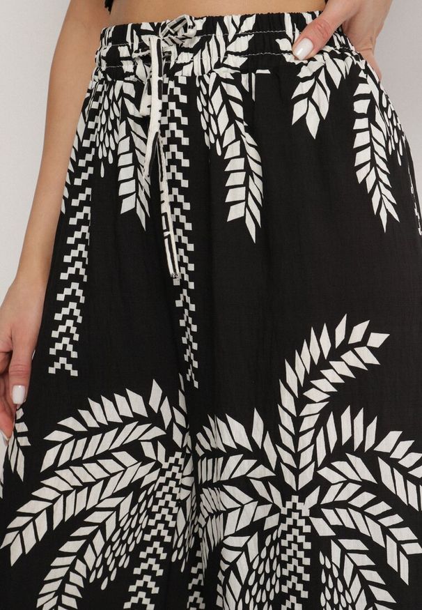 Born2be - Czarne Wiskozowe Szerokie Spodnie z Wysokim Stanem z Palmami Bolritia. Okazja: na co dzień, na spotkanie biznesowe, do pracy. Stan: podwyższony. Kolor: czarny. Materiał: wiskoza. Styl: casual, biznesowy, elegancki, klasyczny