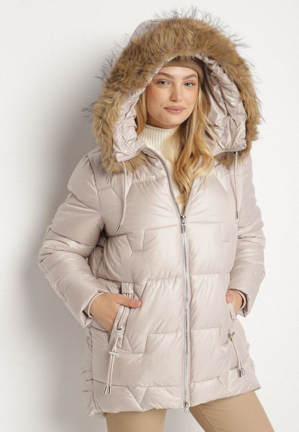 Born2be - Beżowa Kurtka z Pikowanymi Przeszyciami i Kapturem z Futrem Azinga. Okazja: na spacer. Typ kołnierza: golf. Kolekcja: plus size. Kolor: beżowy. Materiał: futro. Styl: elegancki