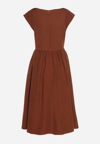 Born2be - Brązowa Rozkloszowana Sukienka Vices z Dekoltem Typu Łódka Milasena. Okazja: na co dzień. Kolor: brązowy. Materiał: jeans. Wzór: aplikacja. Typ sukienki: rozkloszowane. Styl: casual #3