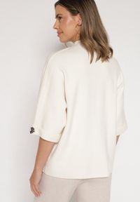 Born2be - Jasnobeżowy Sweter Ozdobiony na Rękawach Cyrkoniami Aletusa. Okazja: na co dzień. Kolor: beżowy. Materiał: jeans. Wzór: aplikacja. Styl: elegancki, casual #4