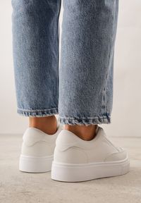 Renee - Białe Sneakersy na Tłoczonej Platformie Zeaninia. Okazja: na co dzień. Kolor: biały. Materiał: jeans. Obcas: na platformie #2
