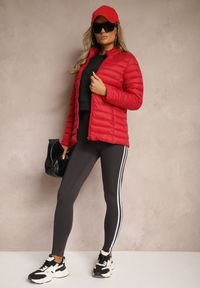 Renee - Czerwona Kurtka Ozdobiona Pikowaniem i Kieszeniami na Suwak Mivuria. Okazja: na co dzień. Kolor: czerwony. Materiał: jeans. Wzór: aplikacja. Styl: elegancki, casual