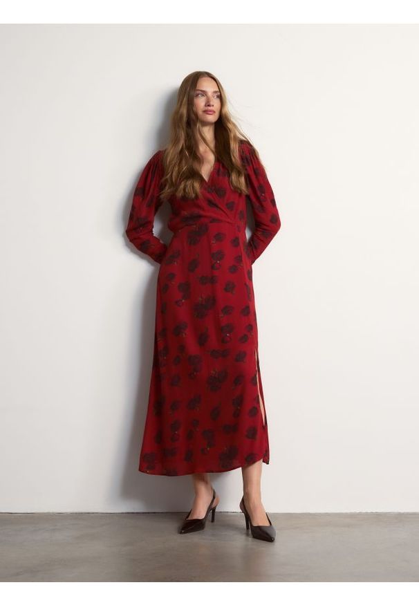 Reserved - Sukienka maxi w kwiatowy wzór - czerwony. Kolor: czerwony. Materiał: wiskoza. Wzór: kwiaty. Typ sukienki: proste. Długość: maxi