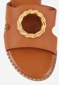 Renee - Jasnobrązowe Klapki VICES z Wycięciami Nitami i Okrągłą Tłoczoną Klamrą Drentora. Okazja: na co dzień. Nosek buta: okrągły. Kolor: brązowy. Materiał: jeans. Wzór: aplikacja. Styl: casual #4
