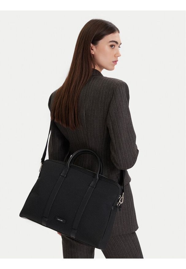 Calvin Klein Torba na laptopa Embossed Woven Commuter LV04D3207G Czarny. Kolor: czarny. Materiał: skóra