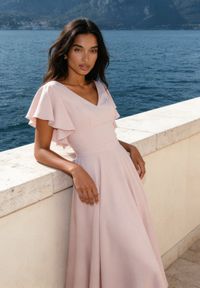 Renee - Różowa Elegancka Sukienka Rozkloszowana Zdobiona Falbanami na Ramionach Nessaza. Typ kołnierza: dekolt w kształcie V. Kolor: różowy. Wzór: aplikacja. Typ sukienki: rozkloszowane. Styl: elegancki #1