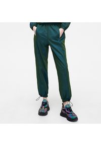 Cropp - Zielone joggery - Khaki. Kolor: brązowy. Materiał: materiał, tkanina. Długość: długie #1