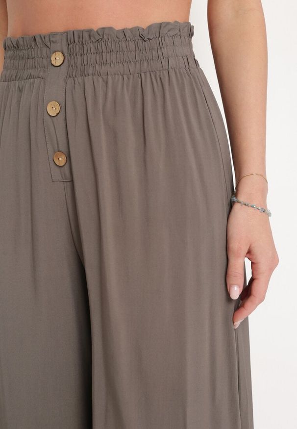 Born2be - Brązowe Spodnie Palazzo z Wiskozy z Gumką w Pasie Ozdobione Guzikami z Nogawkami 3/4 Efilis. Okazja: na co dzień. Kolor: brązowy. Materiał: wiskoza. Wzór: aplikacja. Styl: casual, elegancki