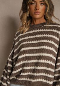 Renee - Brązowy Oversizowy Sweter w Paski z Dzianiny z Wełną i Wiskozą Aventole. Okazja: na co dzień. Kolor: brązowy. Materiał: dzianina, wełna, wiskoza. Wzór: paski. Styl: klasyczny, casual, elegancki