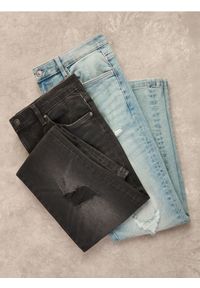 Reserved - Jeansy carrot slim z przetarciami - niebieski. Kolor: niebieski