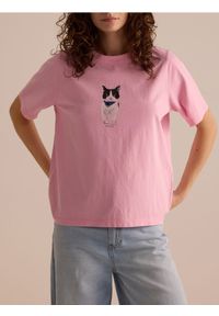 Reserved - T-shirt z nadrukiem - pastelowy róż. Kolor: różowy. Materiał: bawełna, dzianina. Wzór: nadruk #1