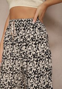Renee - Czarne Spodnie z Bawełny High Waist z Abstrakcyjnym Wzorem Lisathiela. Okazja: na co dzień. Stan: podwyższony. Kolor: czarny. Materiał: bawełna. Styl: casual