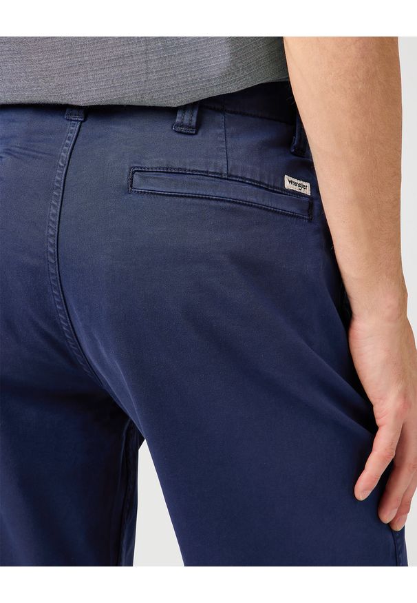 Wrangler - MESKIE SPODENKI WRANGLER CHINO SHORT NAVY 112362348. Okazja: na co dzień. Materiał: materiał, bawełna, len, elastan, skóra. Długość: do kolan. Sezon: lato. Styl: klasyczny, casual