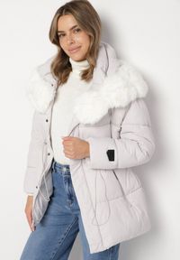Born2be - Biała Kurtka z Pikowanymi Przeszyciami i Kapturem z Futerkiem Galiadia. Okazja: na co dzień, na spacer. Kolor: biały. Materiał: futro. Styl: casual, sportowy, klasyczny #4