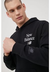 New Balance bluza MT21513BK męska kolor czarny z kapturem z nadrukiem. Typ kołnierza: kaptur. Kolor: czarny. Materiał: bawełna. Wzór: nadruk