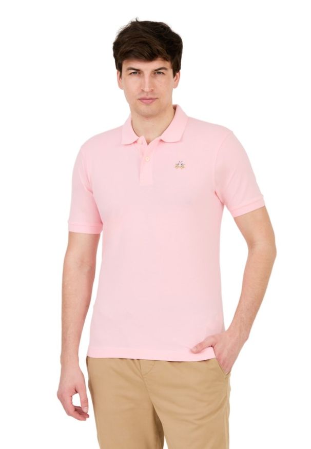 La Martina - LA MARTINA Różowy t-shirt z małym logo. Typ kołnierza: polo. Kolor: różowy