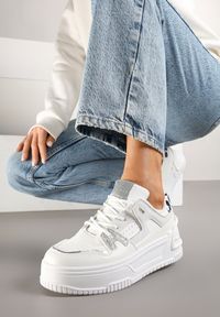 Renee - Białe Sneakersy na Tłoczonej Platformie z Geometrycznym Motywem Eloneo. Okazja: na co dzień. Kolor: biały. Materiał: jeans. Wzór: geometria. Obcas: na platformie