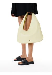 Kazar - Klapki na płaskiej podeszwie z szerokim paskiem. Kolor: czarny. Materiał: skóra. Obcas: na płaskiej podeszwie #2