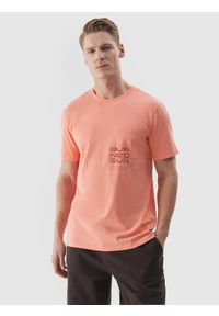 4f - T-shirt regular z bawełny organicznej z nadrukiem męski - pomarańczowy. Okazja: na co dzień. Kolor: pomarańczowy. Materiał: bawełna. Długość rękawa: krótki rękaw. Długość: krótkie. Wzór: nadruk. Styl: sportowy, casual, klasyczny #1