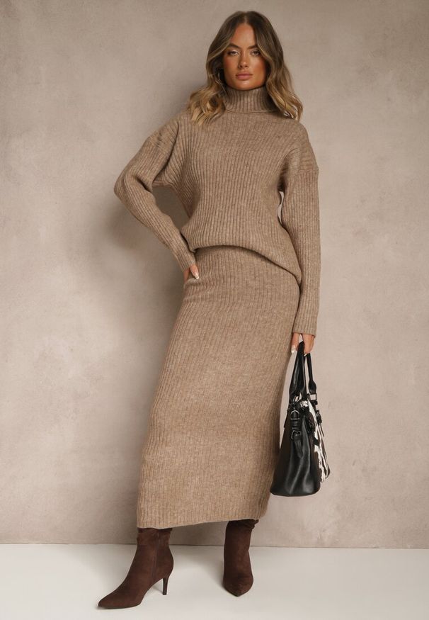 Renee - Ciemnobeżowy Komplet z Dzianiny z Wełną w Prążki Golf i Ołówkowa Spódnica Falirea. Kolor: beżowy. Materiał: dzianina, wełna. Wzór: prążki