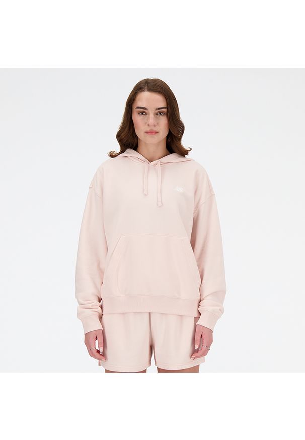 Bluza damska New Balance WT41507OUK – różowa. Typ kołnierza: kaptur. Kolor: różowy. Materiał: bawełna, dresówka, poliester, prążkowany