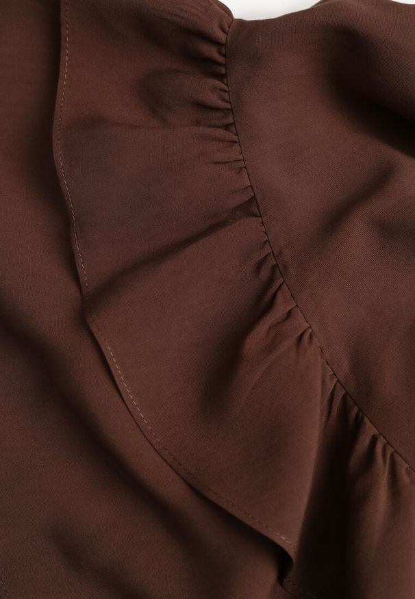 Renee - Brązowa Koszulowa Sukienka z Wiskozy Ozdobiona Paskiem i Falbanami Tinethra. Okazja: na co dzień. Kolor: brązowy. Materiał: wiskoza. Wzór: aplikacja. Typ sukienki: koszulowe. Styl: wizytowy, casual, elegancki