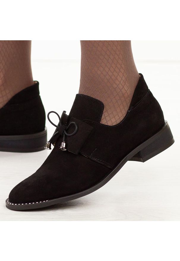 DEONI - Czarne zamszowe skórzane Polskie półbuty damskie Deoni D055. Okazja: na co dzień, do pracy, na spotkanie biznesowe. Kolor: czarny. Szerokość cholewki: normalna. Wzór: aplikacja. Materiał: skóra, zamsz. Sezon: jesień, wiosna. Obcas: na obcasie. Styl: wizytowy, biznesowy, casual, elegancki. Wysokość obcasa: niski