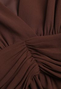 Renee - Brązowa Rustykalna Sukienka Wieczorowa z Falbanami i Marszczeniem w Talii Himereanes. Typ kołnierza: kołnierz z falbankami. Kolor: brązowy. Materiał: tkanina. Wzór: gładki, aplikacja. Typ sukienki: rozkloszowane. Styl: wizytowy #3