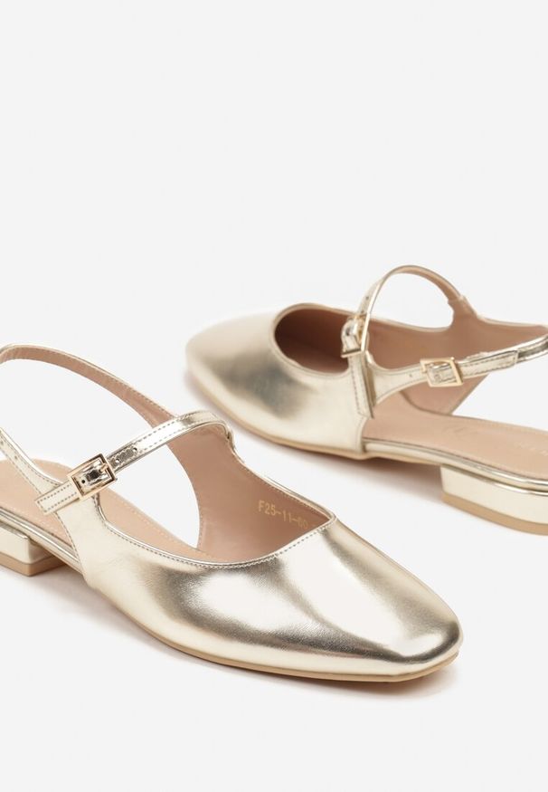 Renee - Złote Sandały Slingback Vices z Wkładką ze Skóry Naturalnej Sovritia. Okazja: na co dzień, na spotkanie biznesowe, do pracy. Zapięcie: pasek. Kolor: złoty. Materiał: skóra. Sezon: lato. Obcas: na płaskiej podeszwie. Styl: biznesowy, klasyczny, elegancki, casual