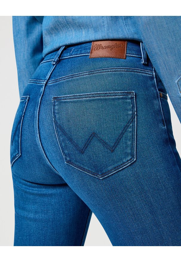 Wrangler - WRANGLER DAMSKIE SPODNIE JEANSOWE STRAIGHT AGATE BLUE 112356388 W26R017457