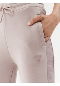 Guess Spodnie dresowe Brenda V3RB21 K7UW2 Beżowy Regular Fit. Kolor: beżowy. Materiał: wiskoza