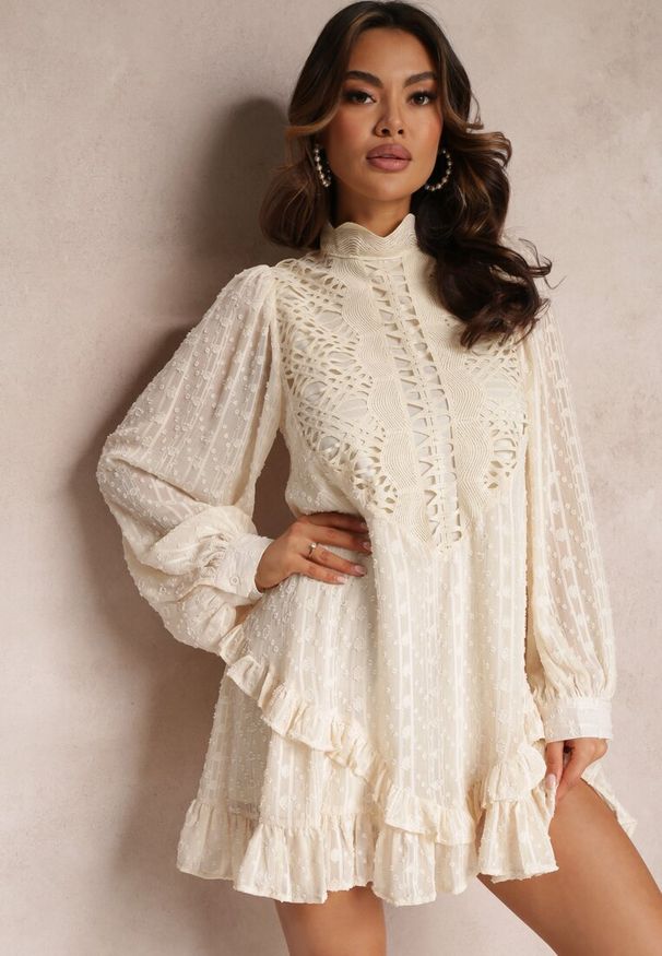 Renee - Jasnobeżowa Sukienka Mini z Falbankami i Koronkowymi Wstawkami Piolini. Typ kołnierza: kołnierz z falbankami. Kolor: beżowy. Materiał: koronka. Wzór: ażurowy. Długość: mini