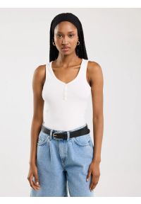 Big-Star - Koszulka damska na ramiączkach z ozdobnymi guzikami biała Messa 100. Typ kołnierza: dekolt w kształcie V. Kolor: biały. Materiał: jeans, materiał, prążkowany. Długość rękawa: na ramiączkach. Sezon: lato. Styl: elegancki