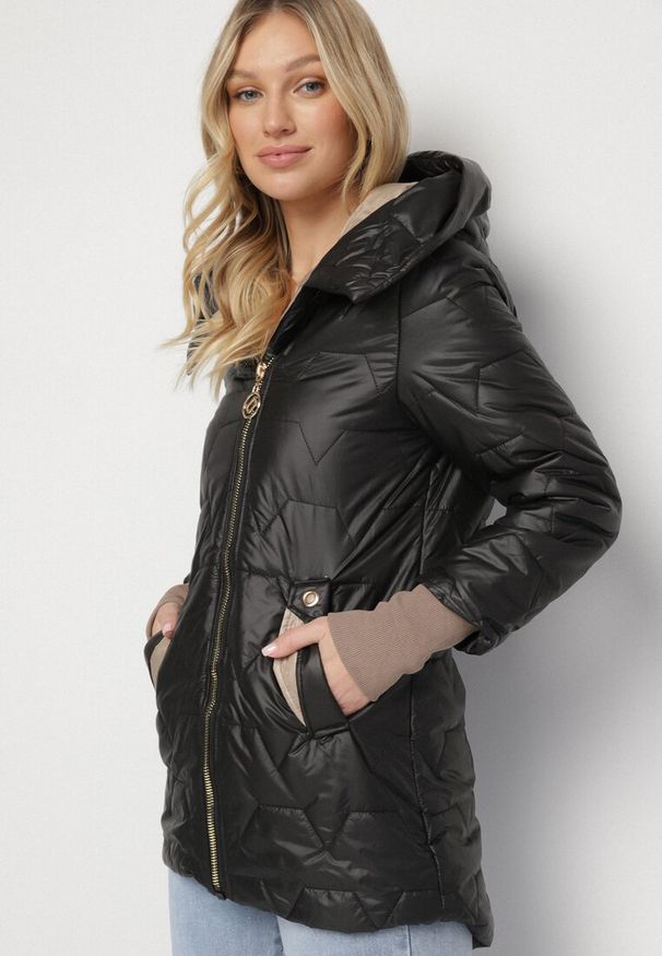 Born2be - Czarna Pikowana Kurtka z Kapturem i Rękawami ze Ściągaczami Melorisea. Okazja: na spotkanie biznesowe, do pracy, na spacer. Typ kołnierza: kaptur. Kolor: czarny. Materiał: dzianina, jeans. Styl: biznesowy, elegancki