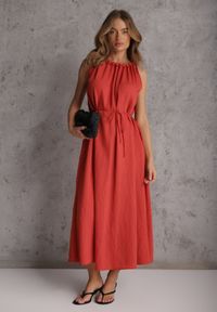 Renee - Czerwona Sukienka Bez Rękawów z Wiskozy z Ozdobnym Dekoltem i Wiązaniem w Talii Azeira. Okazja: na co dzień. Kolekcja: plus size. Kolor: czerwony. Materiał: wiskoza. Długość rękawa: bez rękawów. Typ sukienki: dla puszystych. Styl: casual #8