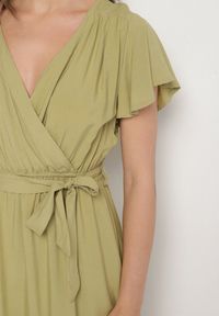 Born2be - Zielona Wiskozowa Sukienka z Kopertowym Dekoltem i Paskiem Aurenelle. Okazja: na co dzień. Typ kołnierza: dekolt kopertowy. Kolor: zielony. Materiał: wiskoza. Długość rękawa: krótki rękaw. Sezon: wiosna, lato. Typ sukienki: kopertowe. Styl: casual #3