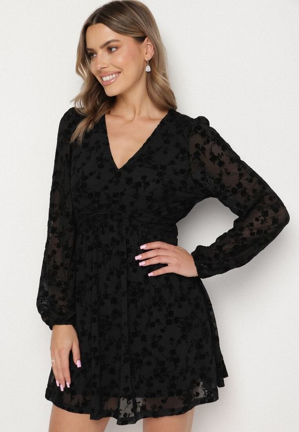 Born2be - Czarna Siateczkowa Sukienka Vices z Kwiatowym Wzorem z Weluru Erhelia. Okazja: na co dzień. Kolor: czarny. Materiał: welur. Wzór: kwiaty. Typ sukienki: proste. Styl: casual, elegancki