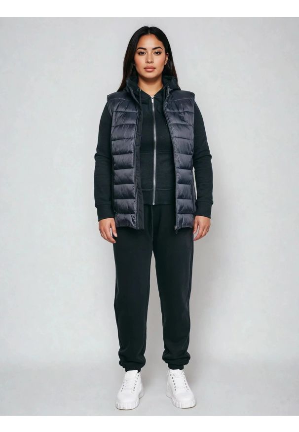 Big-Star - Kamizelka damska pikowana czarna Trinoe 906. Typ kołnierza: kołnierzyk stójkowy. Kolor: czarny. Materiał: materiał. Wzór: aplikacja. Sezon: jesień. Styl: elegancki